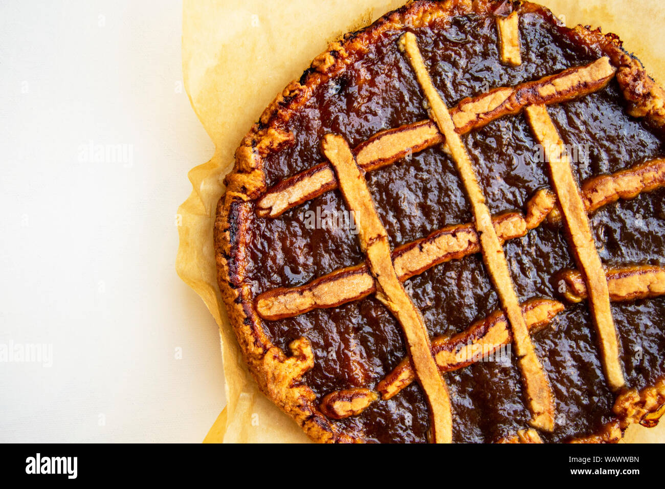 In casa le prugne crostata: italiano tradizionale torta al forno, rustico versione di open crostata di frutta Foto Stock