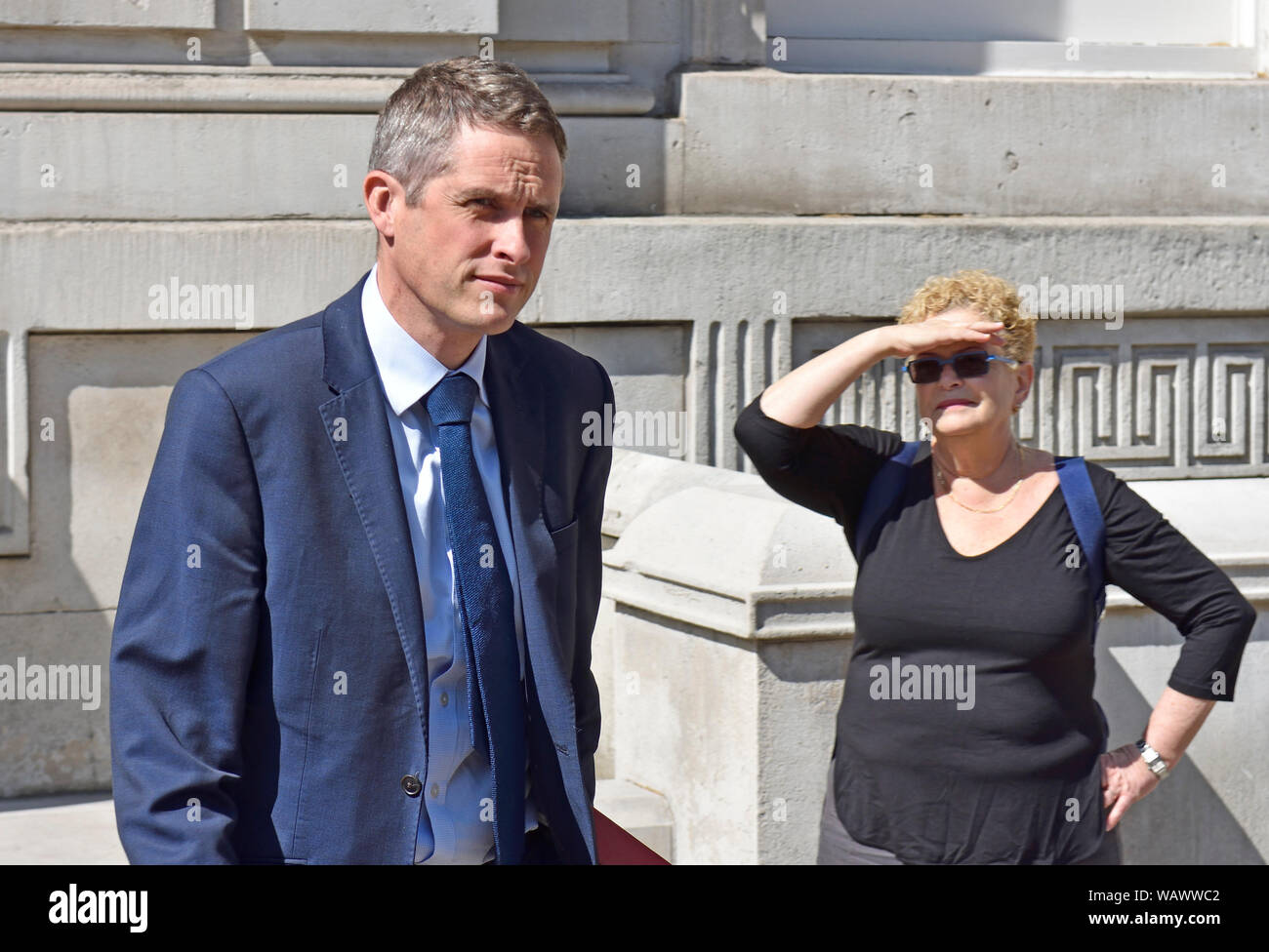 Londra, Regno Unito. Il 22 agosto, 2019. Ministri lasciano la loro riunione nell'Ufficio di Gabinetto, Whitehall. Gavin Williamson MP (Segretario di Stato per l'Educazione) Foto Stock