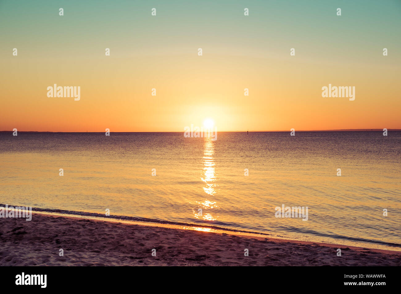 Golden minimalista tramonto sul mare con spazio di copia Foto Stock