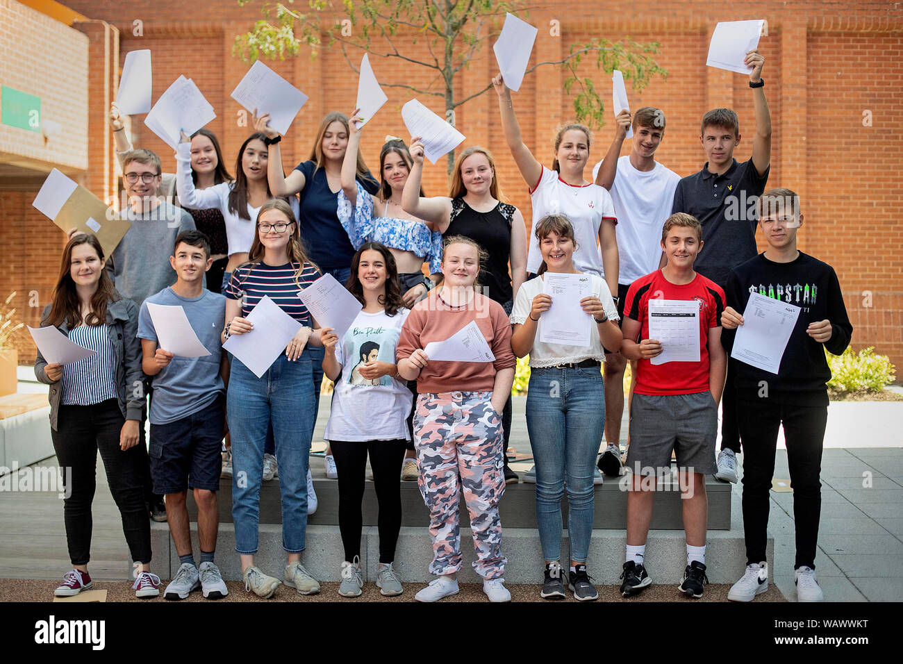 I nove gruppi di gemelli che sat i loro esami GCSE a Robert Può la scuola di quest'anno, (fila posteriore sinistra a destra) Harry parete (manca il suo doppio jack), Rosie e Helena Dolan, Nya e Lyndon Halliday, cara e Ellie Holmes-Henderson, (prima fila, da sinistra a destra) Lucia e Eleanor Whittaker, Lauren e Holly Collins, Hattie e Clara miglia, Jaiden e Cameron Hall e Liam e Ashley Thompson, celebrando i loro risultati a Robert della scuola in Odiham, Hampshire. Foto Stock