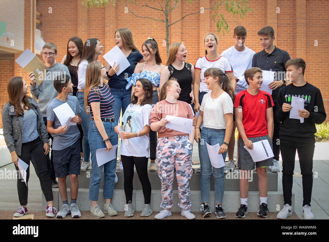 I nove gruppi di gemelli che sat i loro esami GCSE a Robert Può la scuola di quest'anno, (fila posteriore sinistra a destra) Harry parete (manca il suo doppio jack), Rosie e Helena Dolan, Nya e Lyndon Halliday, cara e Ellie Holmes-Henderson, (prima fila, da sinistra a destra) Lucia e Eleanor Whittaker, Lauren e Holly Collins, Hattie e Clara miglia, Jaiden e Cameron Hall e Liam e Ashley Thompson, celebrando i loro risultati a Robert della scuola in Odiham, Hampshire. Foto Stock
