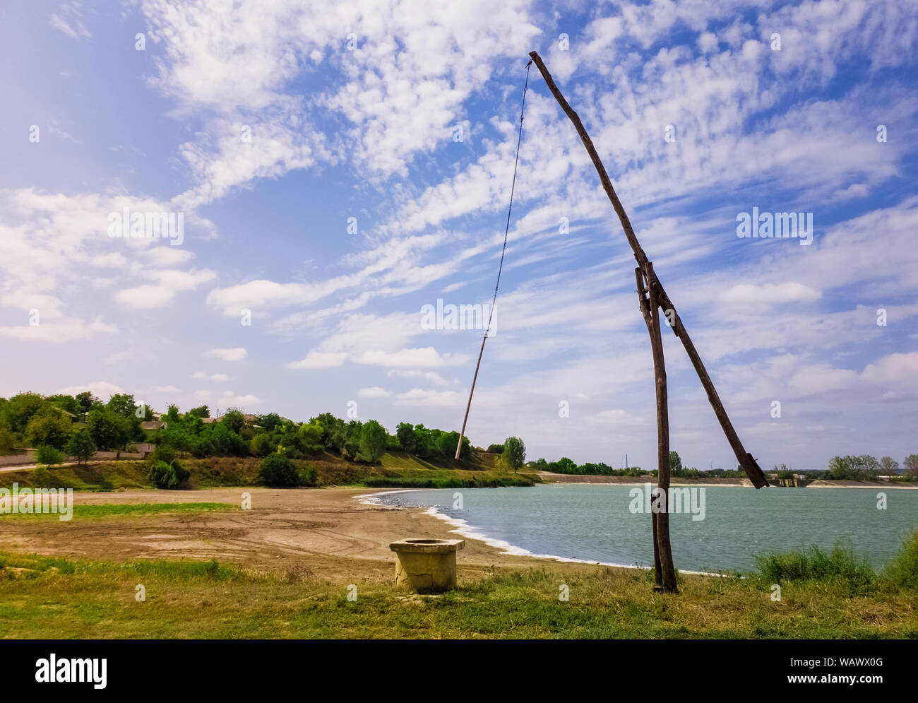 Campagna idilliaca scena con un vecchio pozzo sweep (shadoof) vicino al lago di Delia (Moldavia). Chiamato anche un contrappeso sollevamento o ben polo, è un Foto Stock