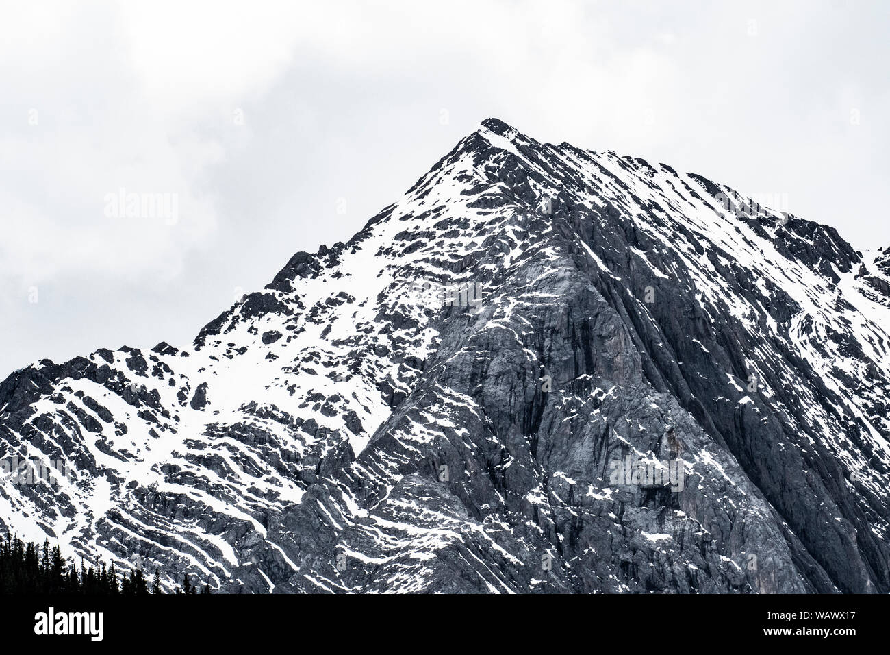Picco di montagna al lago Rawson nelle Montagne Rocciose Canadesi in Alberta Foto Stock