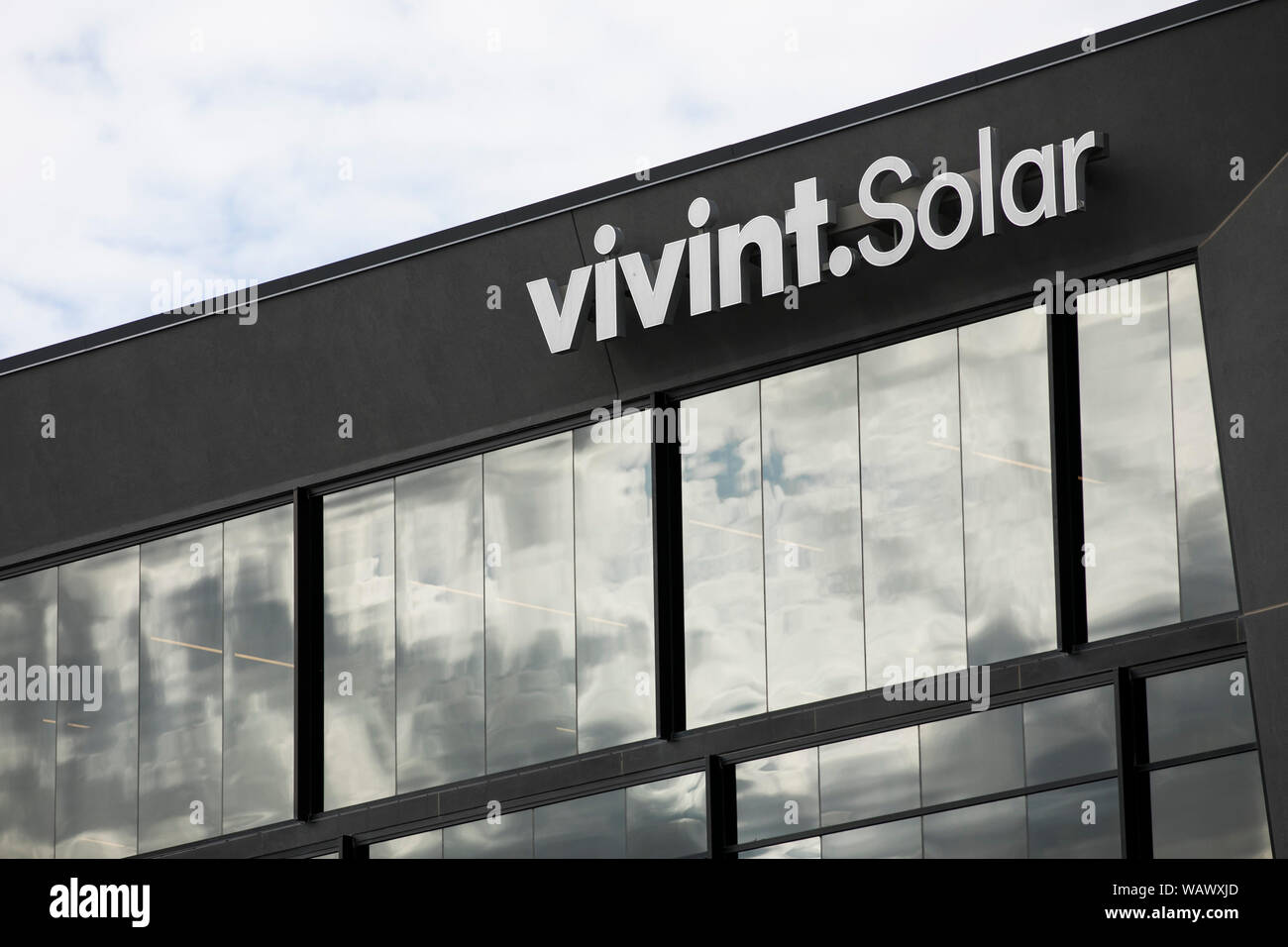 Un segno del logo al di fuori di una struttura occupata da Vivint Solar, Inc. di Lehi, Utah sulla luglio 27, 2019. Foto Stock