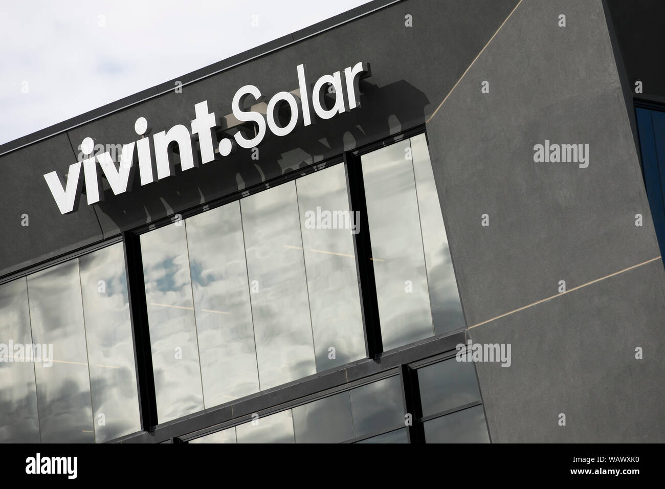 Un segno del logo al di fuori di una struttura occupata da Vivint Solar, Inc. di Lehi, Utah sulla luglio 27, 2019. Foto Stock