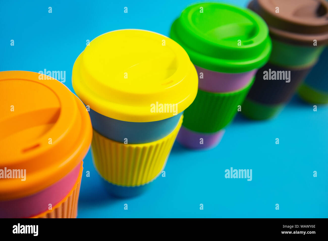 Rifiuti Zero concetto. Elegante eco riutilizzabili tazza da caffè di bamboo naturale cup Foto Stock