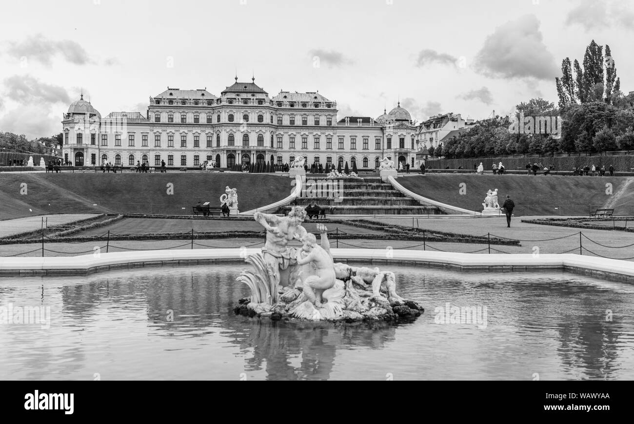 Una foto in bianco e nero del Palazzo del Belvedere (l'edificio principale) ane vicino Statua fontana. Foto Stock
