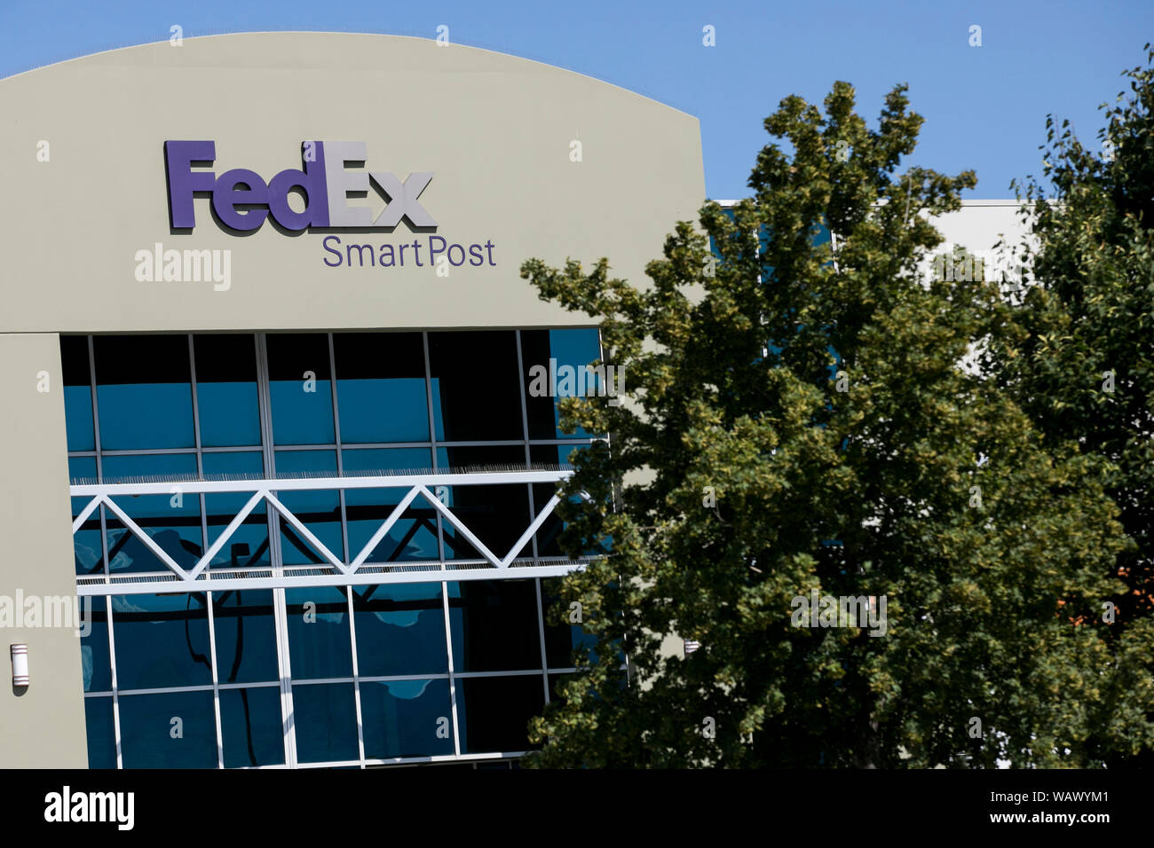Un segno del logo al di fuori di una struttura occupata da FedEx SmartPost in Salt Lake City, Utah sulla luglio 28, 2019. Foto Stock