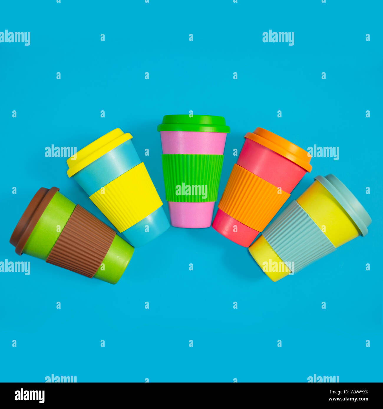 Rifiuti Zero concetto. Elegante eco riutilizzabili tazza da caffè di bamboo naturale cup Foto Stock