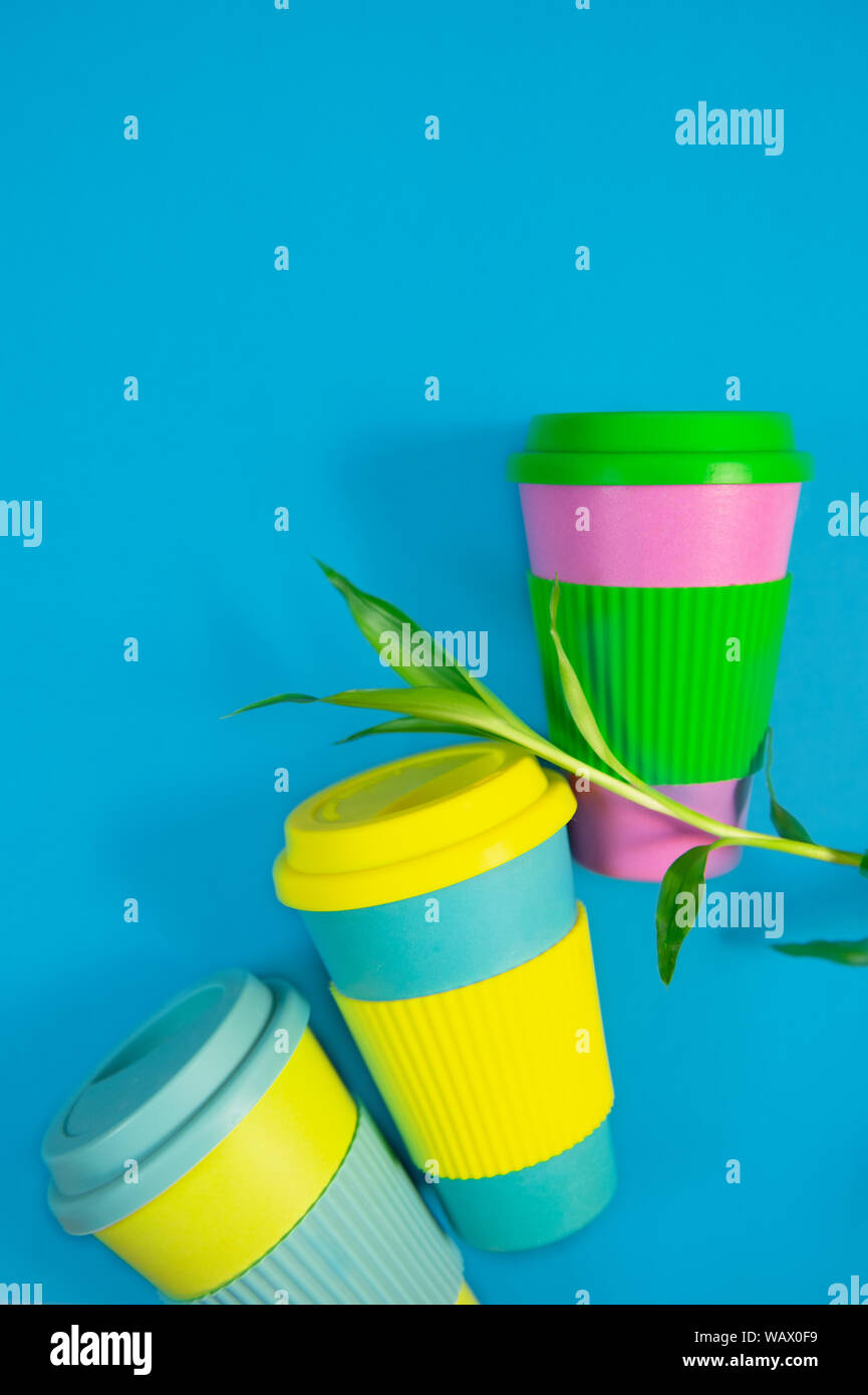 Rifiuti Zero concetto. Elegante eco riutilizzabili tazza da caffè di bamboo naturale cup Foto Stock