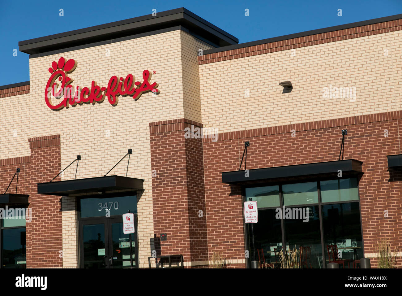 Un segno del logo al di fuori di un Pulcino-fil-Un ristorante fast food ubicazione a Lehi, Utah sulla luglio 28, 2019. Foto Stock