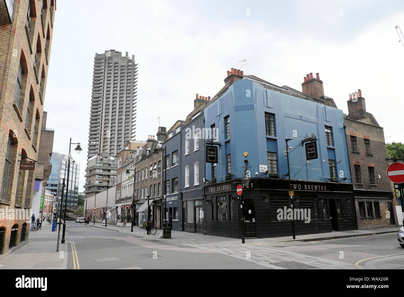 Cromwell Tower Barbican edificio di lusso e due Brewers pub alla fine vuoto Whitecross Street EC2 East London Inghilterra UK KATHY DEWITT Foto Stock