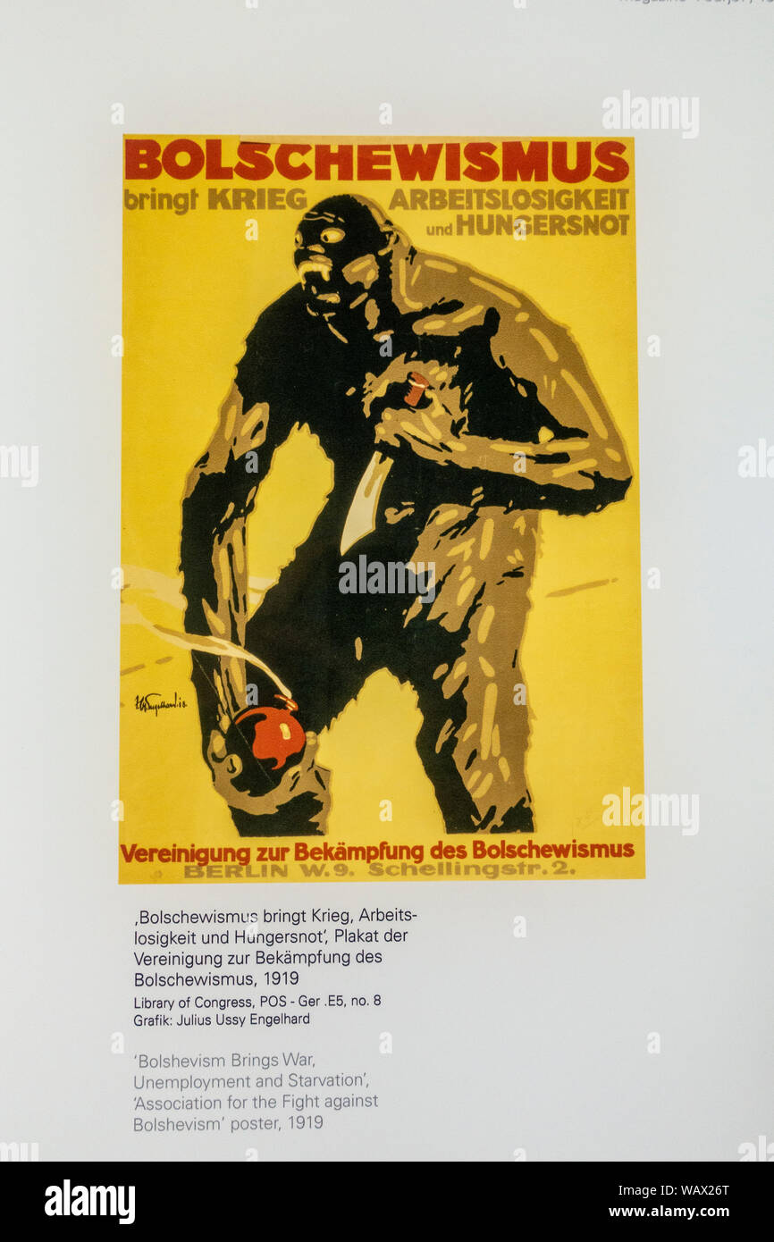 "Bolscevismo porta la guerra " poster, NS-Dokumentationszentrum München (Monaco di Baviera Centro di Documentazione per la storia del socialismo nazionale), Monaco di Baviera, Germania. Foto Stock