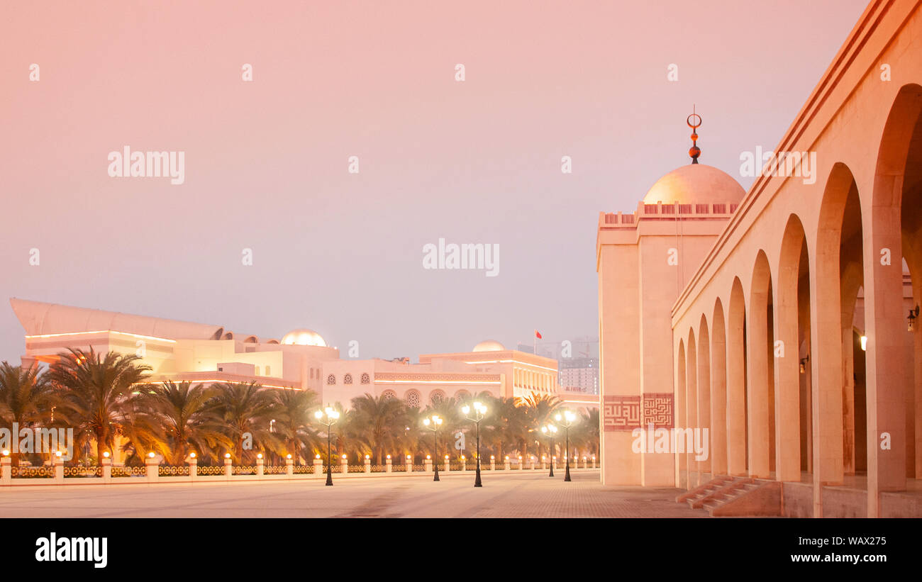 Al Fateh grande moschea corridoio nella calda sera Cielo di tramonto più iconica attrazione di Manama, Bahrain Foto Stock