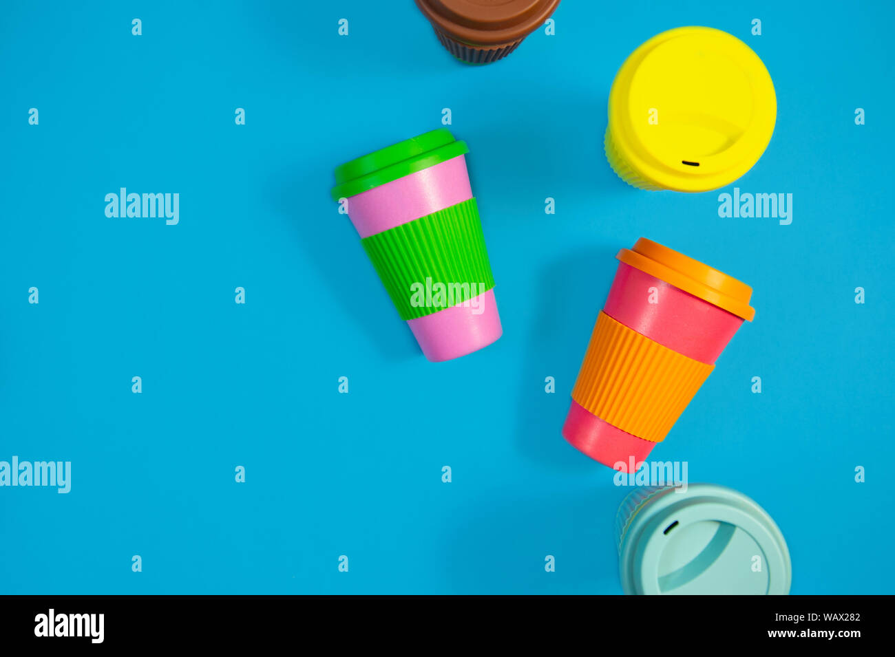 Rifiuti Zero concetto. Elegante eco riutilizzabili tazza da caffè di bamboo naturale cup Foto Stock