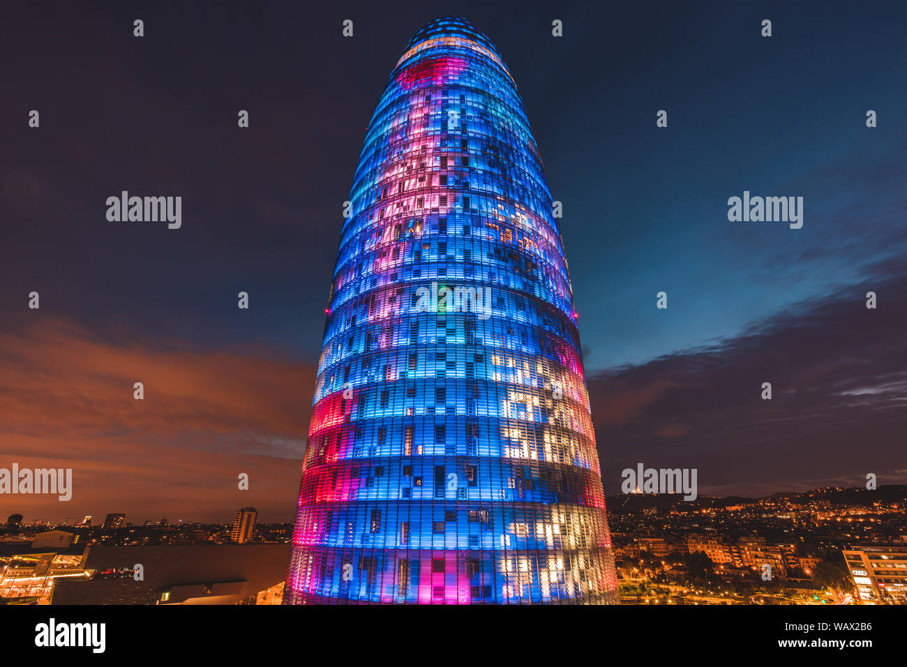 Barcellona, Spagna - 7 agosto 2019: Torre Agbar (Torre glorie) edificio esterno durante la notte con le luci Foto Stock