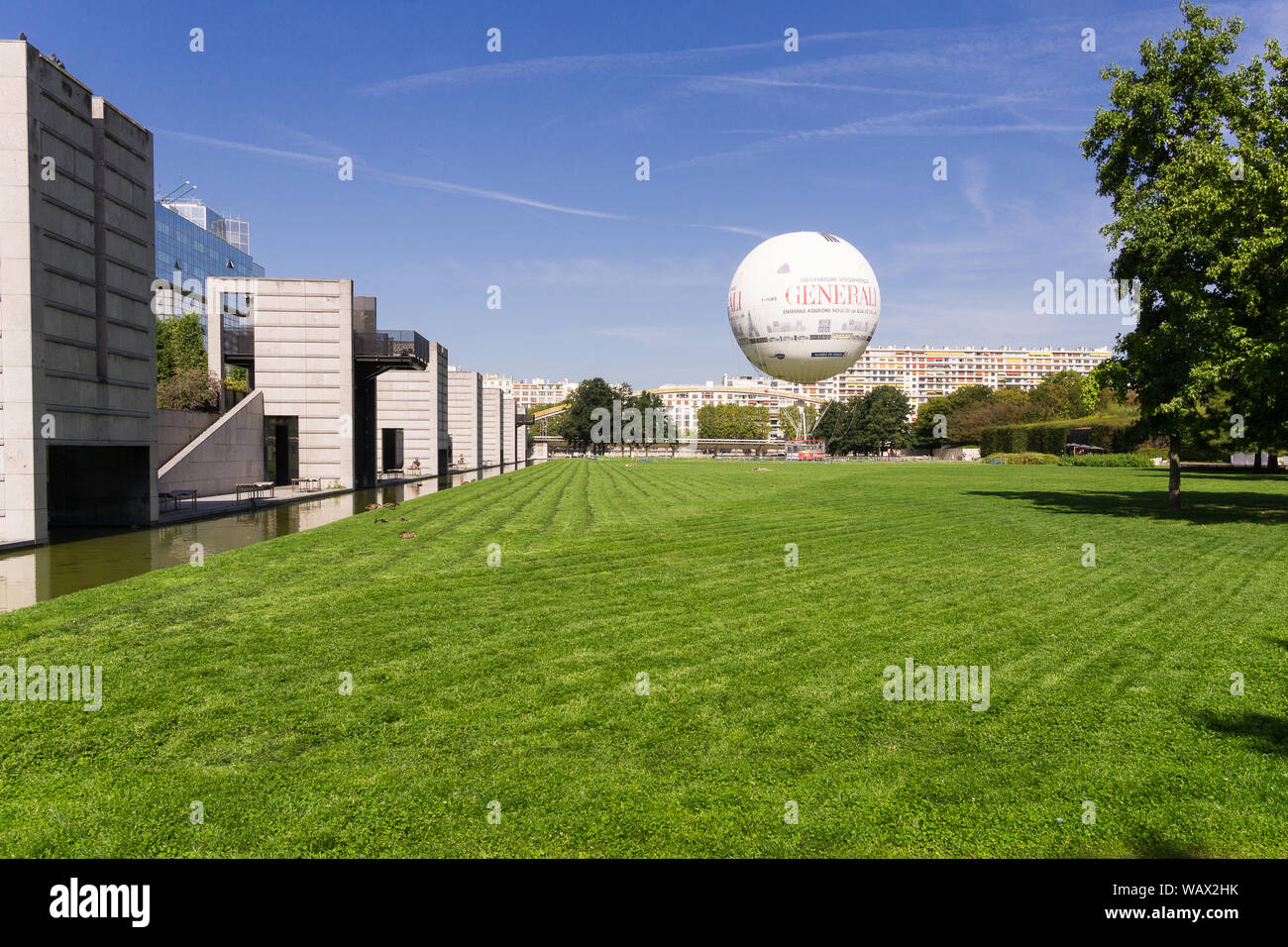 Parigi Andre Citroen Park - Lo sbarco del Paris mongolfiere nel Parco Andre Citroen nel quindicesimo arrondissement. In Francia, in Europa. Foto Stock