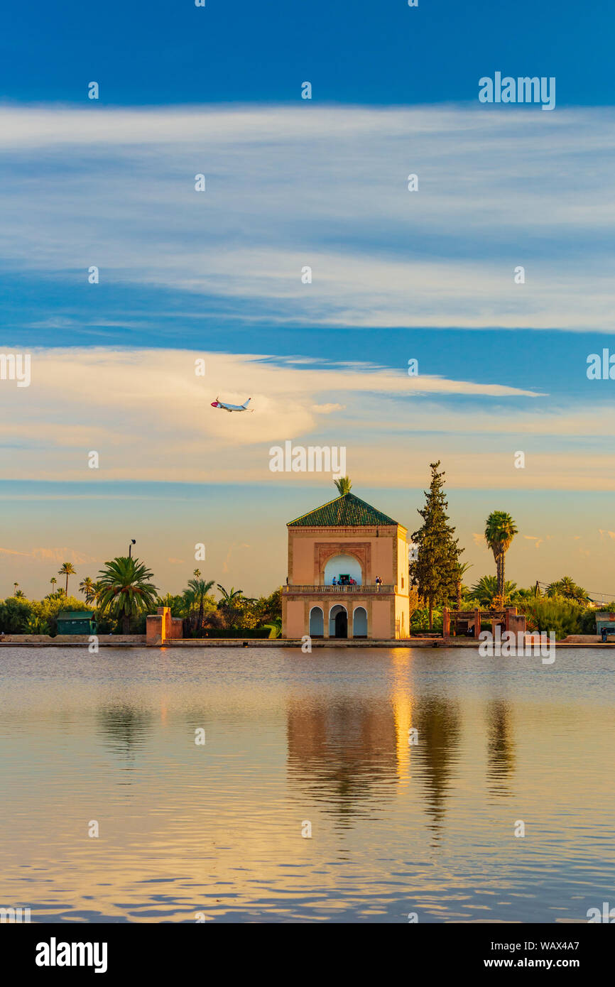 Menara Pavilion riflessa sulla piscina nel tardo pomeriggio di sole Foto Stock