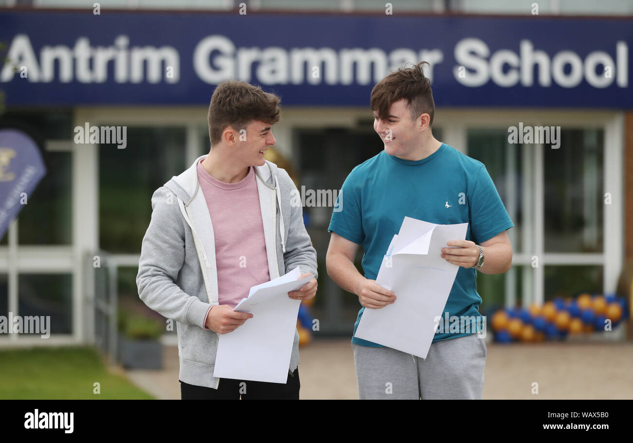 I fratelli gemelli Ross (sinistra) e Scott Makay (a destra), 16, ritirare il loro GCSE risultati a Antrim Grammar School in Irlanda del Nord. Ross scooped 9 A*s e Scott ottenuto un doppio grado nella scienza ed una in matematica tra gli altri. Foto Stock
