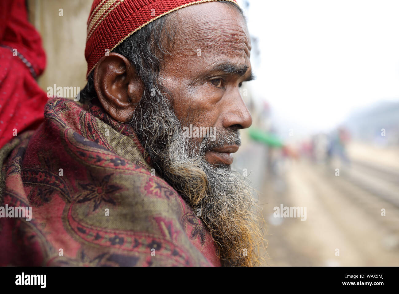 Pellegrino musulmano di ritorno da Bishwa Ijtema a Dhaka, nel Bangladesh. Ijtema Bishwa è la più grande congregazione islamica del mondo Foto Stock