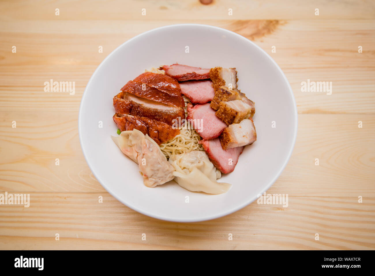 Noodle con anatra arrosto e arrosto di maiale, cibo tailandese, cucina Cinese Foto Stock