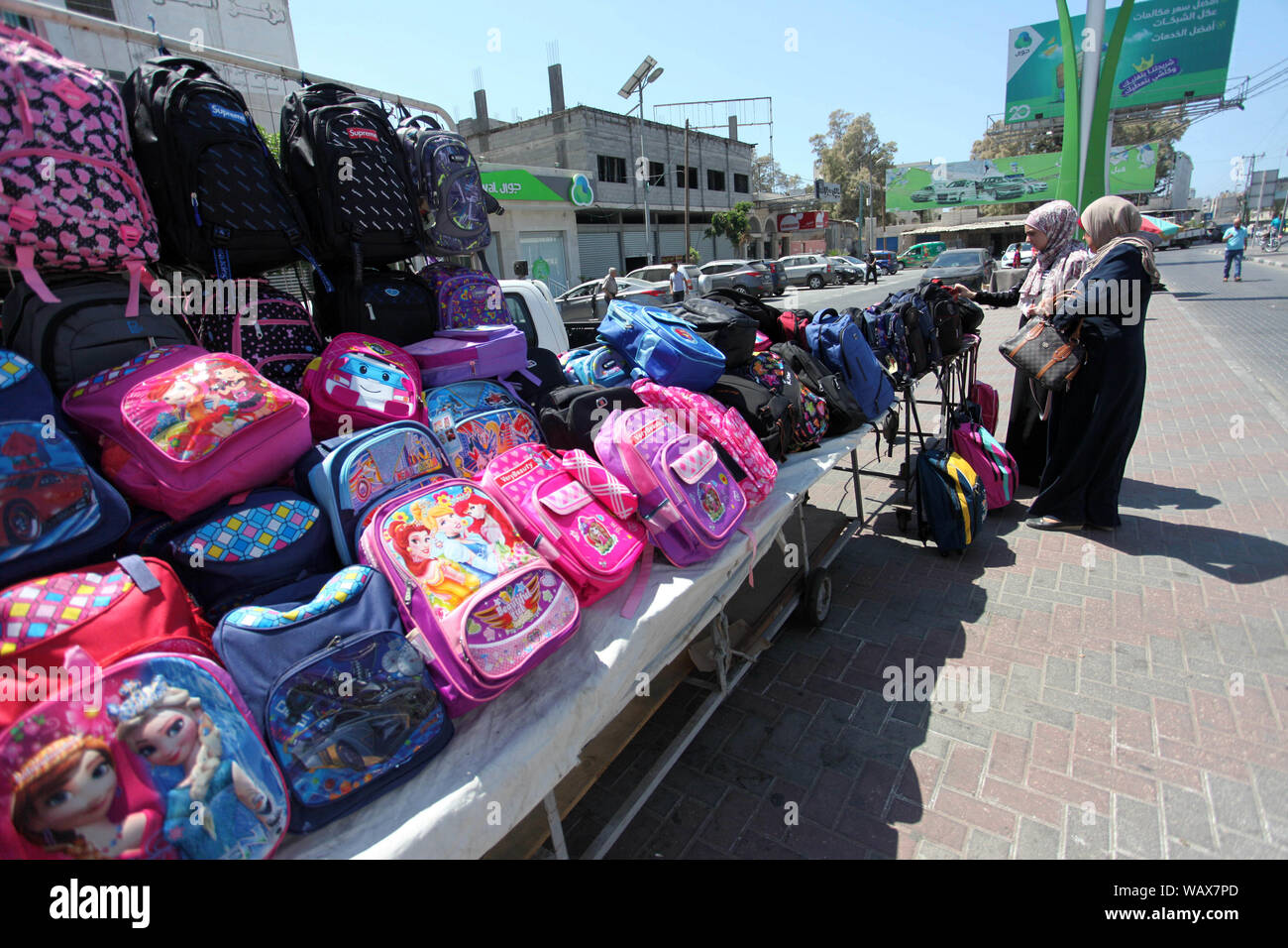 Agosto 22, 2019, la striscia di Gaza City, nella Striscia di Gaza, Territori Palestinesi: palestinesi shop in un mercato in fase di preparazione per il nuovo anno scolastico di Gaza City, il 22 agosto 2019 (credito Immagine: © Mahmoud Ajjour/APA immagini via ZUMA filo) Foto Stock