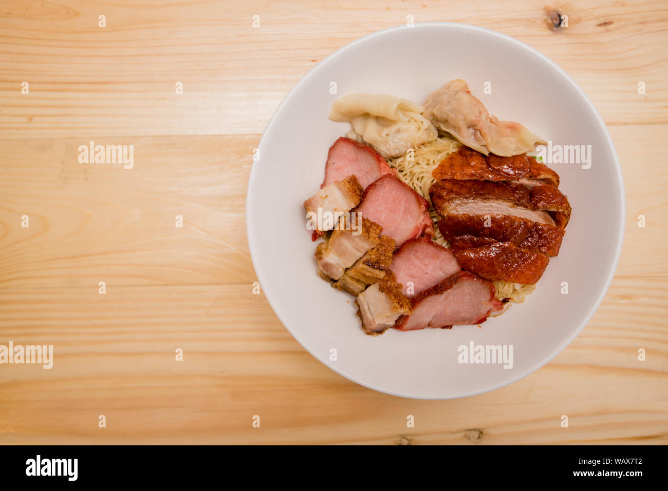 Noodle con anatra arrosto e arrosto di maiale, cibo tailandese, cucina Cinese Foto Stock