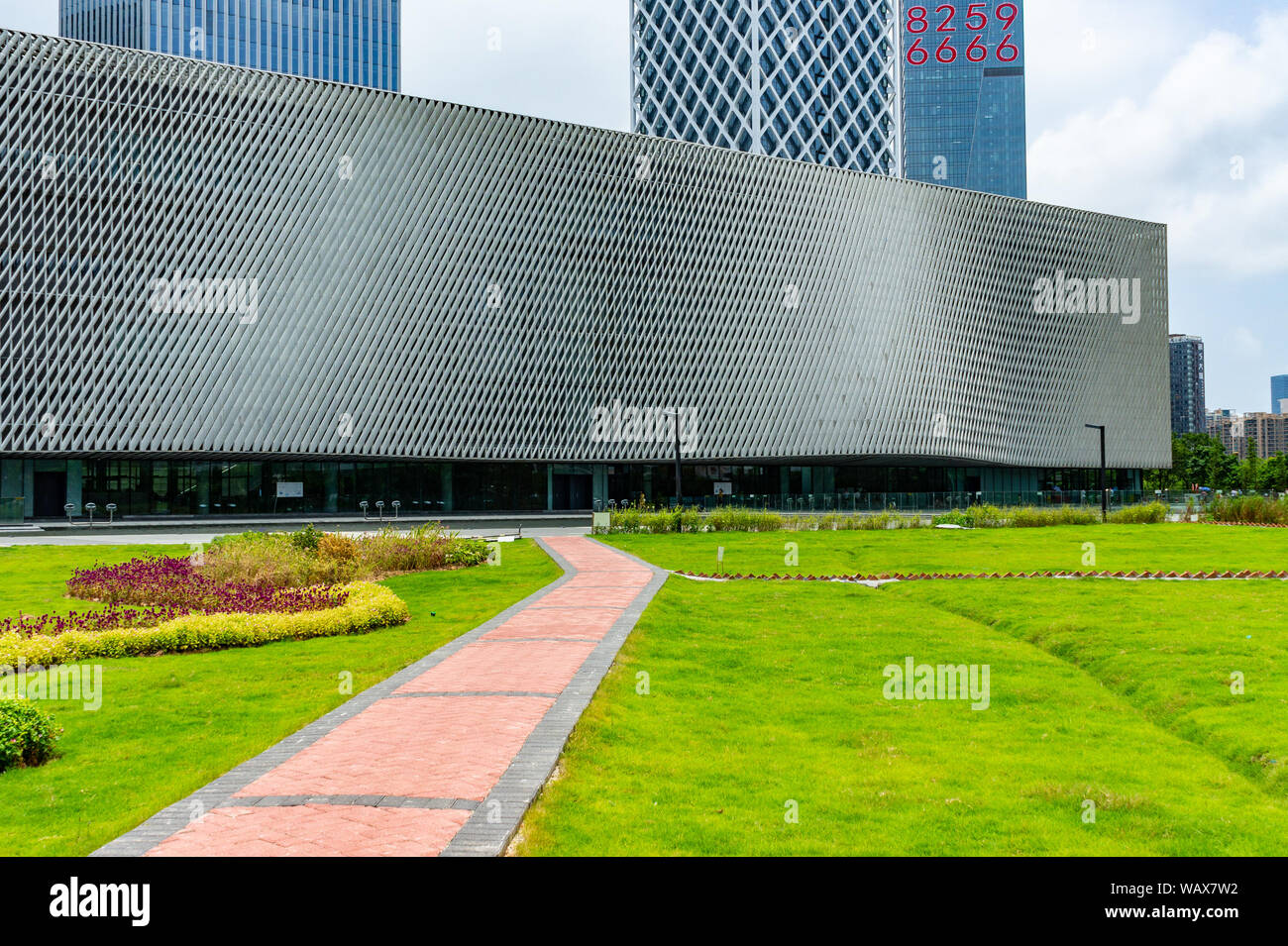 Mattone rosso sentiero di edificio futuristico a Shenzhen in Cina Foto Stock
