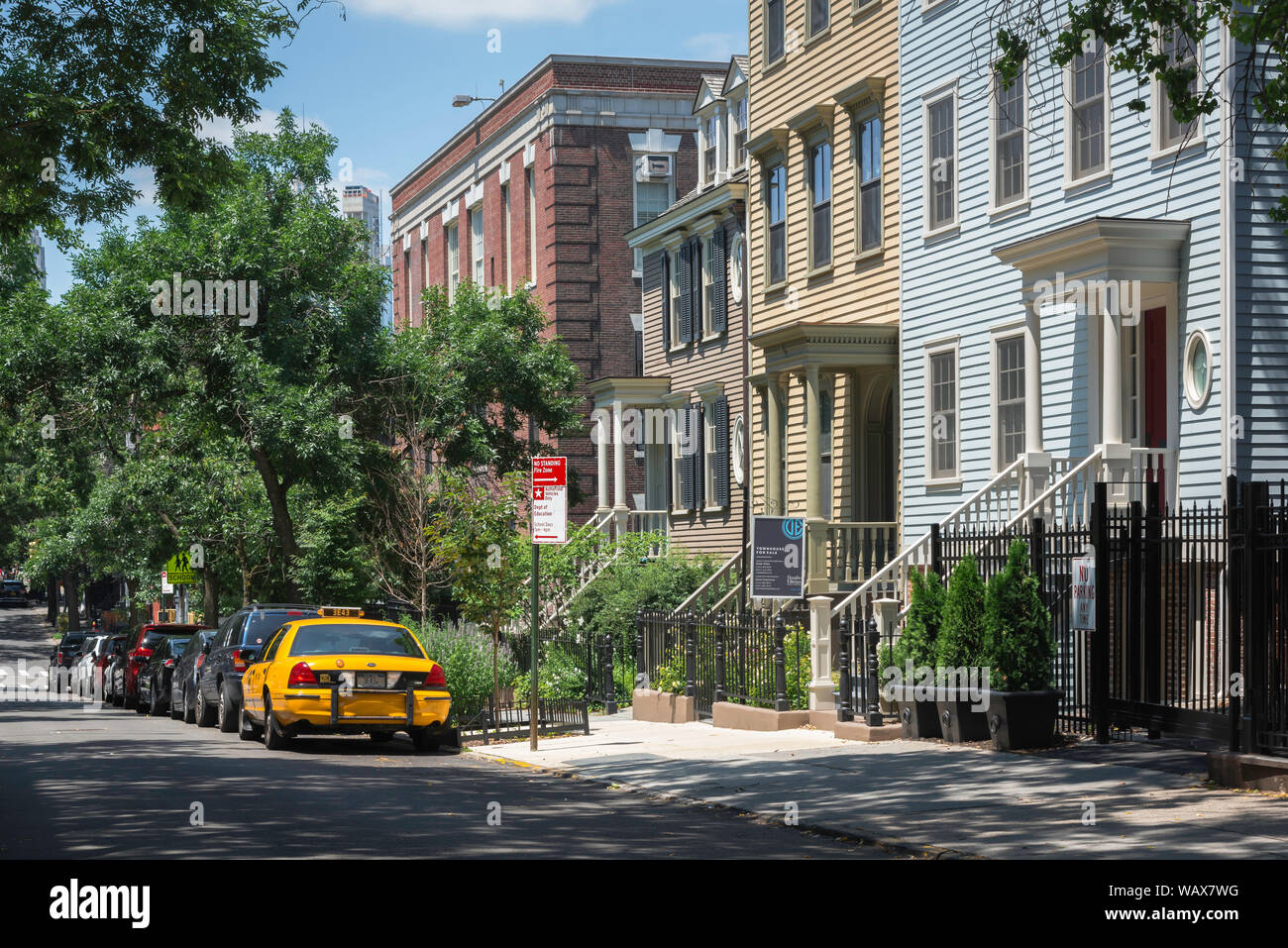 Brooklyn Heights, vista in estate di una strada residenziale a Brooklyn Heights composto da una miscela di stili architettonici, New York City, Stati Uniti d'America Foto Stock