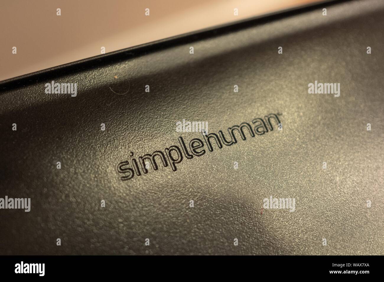 Close-up di logo per high-end Consumer Products Company Simplehuman sul cestino, Agosto 21, 2019. () Foto Stock