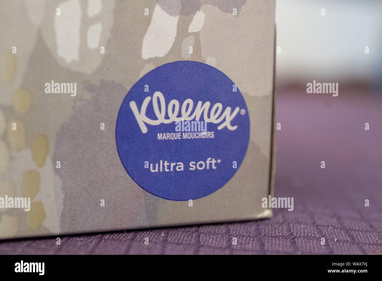 Close-up di logo per Kleenex facciali su un piano portapaziente viola, una marca di Kimberly Clark, Agosto 21, 2019. () Foto Stock
