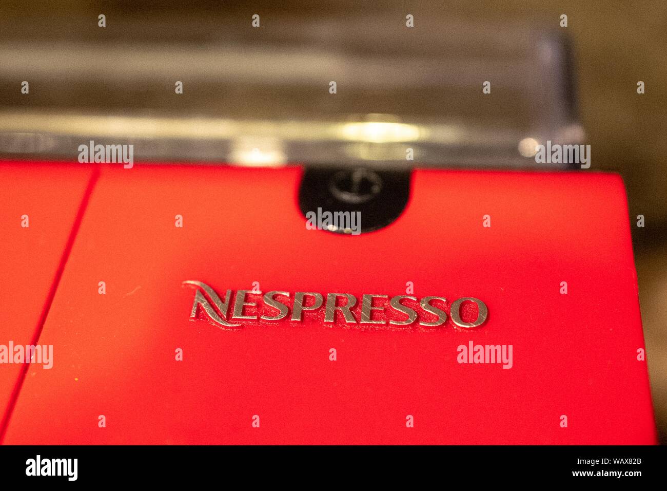 Close-up di logo per Nespresso, un marchio Nestlé, su una rossa caffettiera espresso in una cucina domestica, Agosto 21, 2019. () Foto Stock