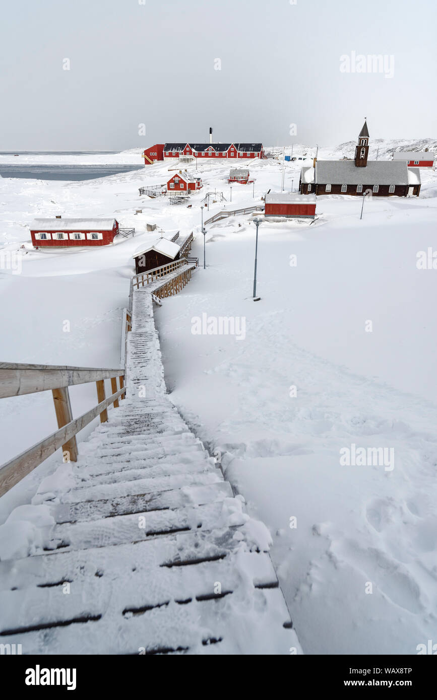 Rote Holzhäuser und Zionkirche von Ilulissat im, invernali Ilulissat, Avannnaata Kommunia, Grönland, Dänemark. Foto Stock