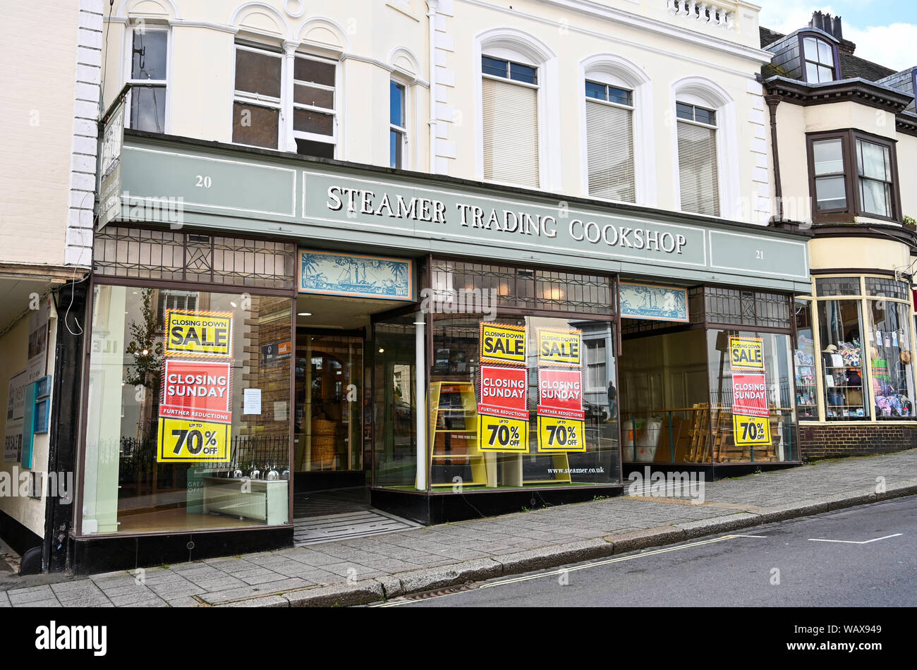 Lewes East Sussex Regno Unito - Il sistema di cottura a vapore Cookshop Trading in High Street che è la chiusura verso il basso Foto Stock