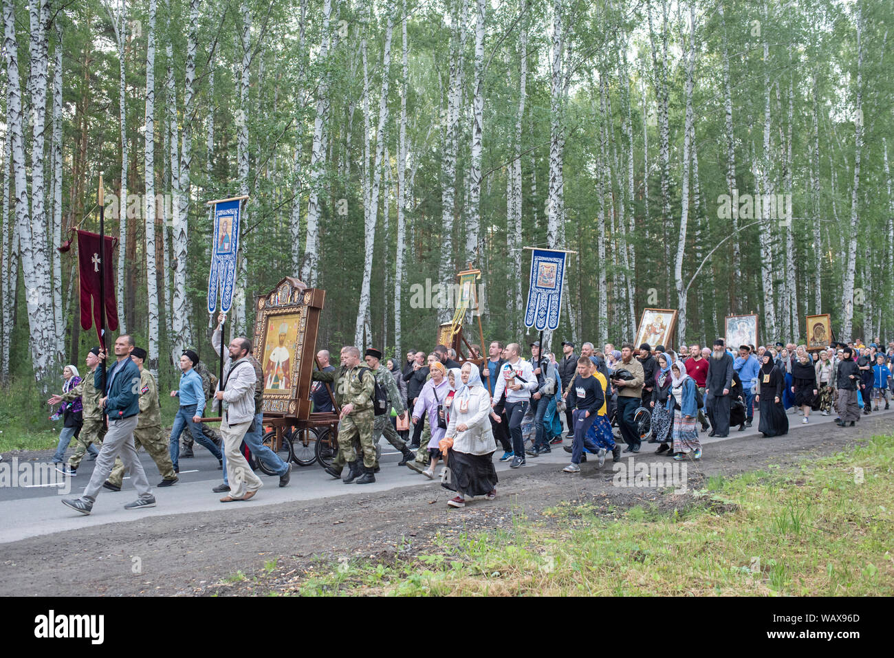 Très peu dispersés, les pèlerins arrivent et toujours de vive allure dans la forêt de bouleaux à Ganina Yama vers 5h30 après avoir marché 21 km. Le Sa Foto Stock