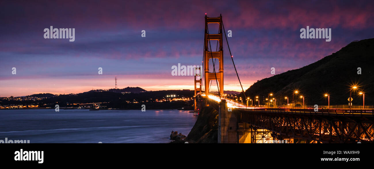 Golden Gate Bridge, San Francisco, USA fotografato al tramonto. I bellissimi colori del tramonto aggiungono magia alla scena. Foto Stock