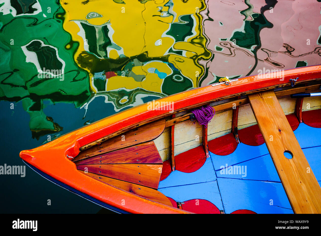 Il colore di Burano - riflessi delle colorate case dipinte a Burano. Italia. Burano è un'isola della laguna veneta. Foto Stock