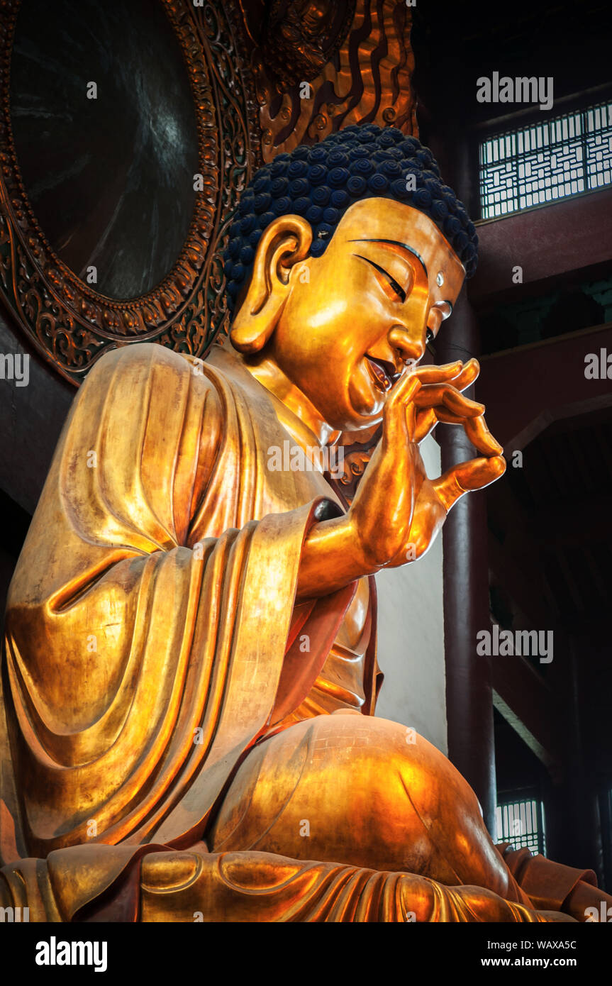 17 AGO 2011 Hangzhou, Cina : Golden Buddha Shakyamuni statua presso la Grand Hall di grande salvia al tempio Linyin, è stato scolpito nel 1956 durante la Dinastia Tang st Foto Stock