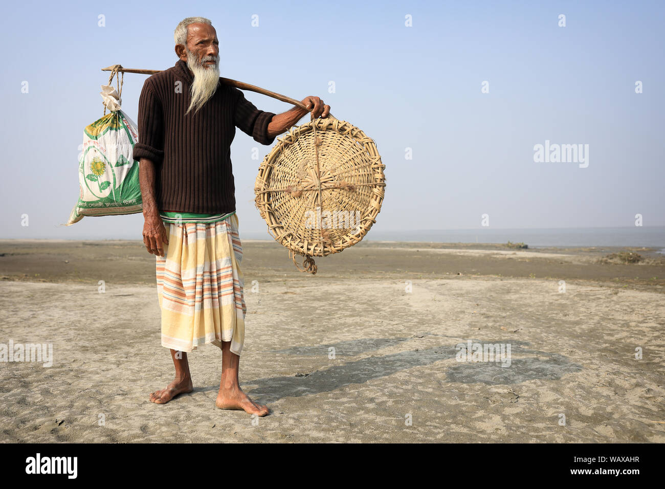 Il contadino del popolo chars sulla sponda del fiume Jamuna in Bogra, Bangladesh Foto Stock