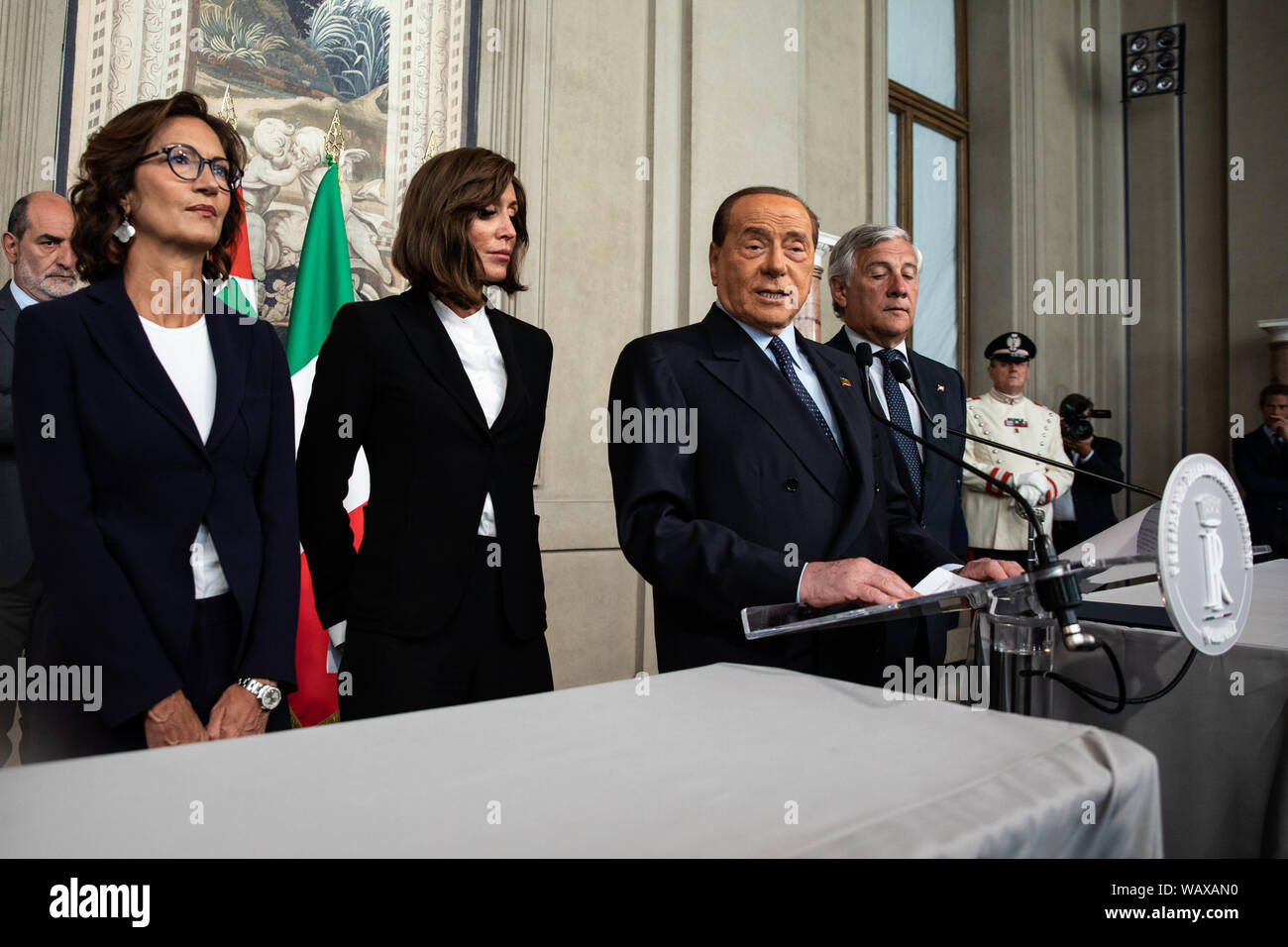 "Forza Italia" parte il Presidente Silvio Berlusconi parla ai media dopo un incontro con il presidente italiano il secondo giorno di consultazioni con i partiti politici il 22 agosto 2019 presso il Palazzo del Quirinale a Roma. Foto Stock