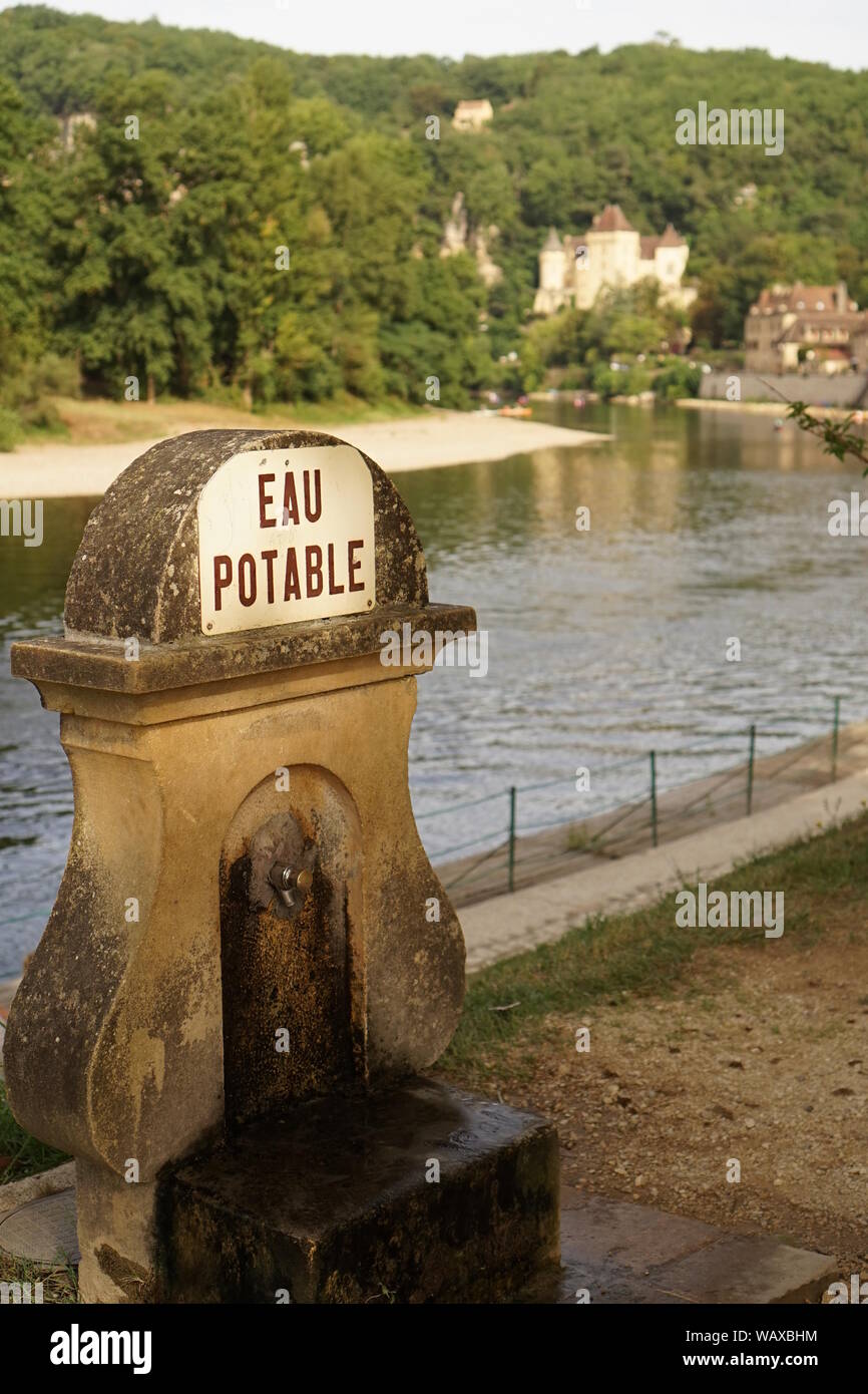 Acqua potabile fontana sul fiume Foto Stock
