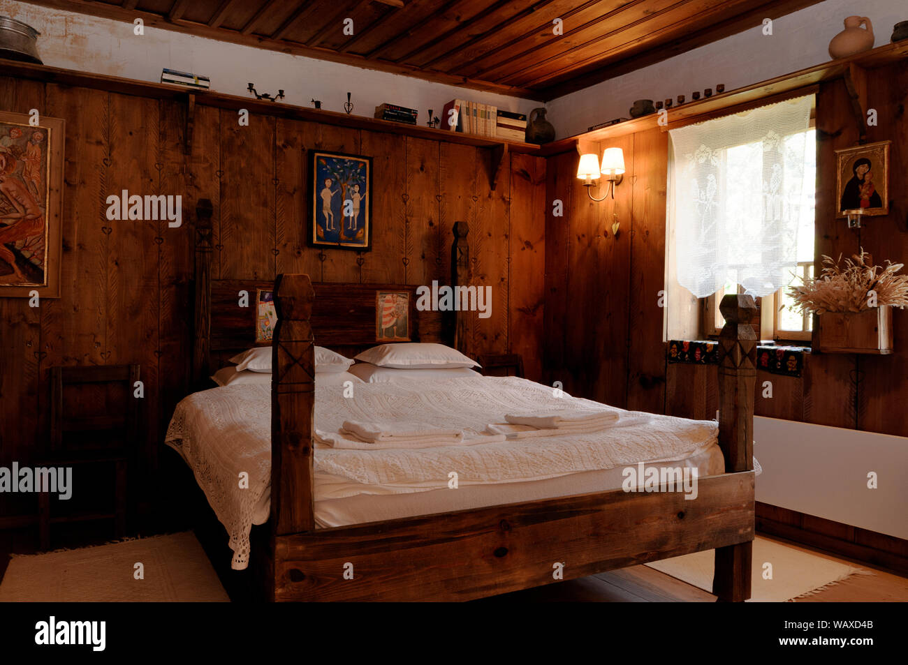 Interni della guest House con camere da letto boutique. Antico e unico interno del XVIII secolo della tradizionale casa bulgara in legno. Interni autentici in Bulgaria, Europa orientale, Balcani, UE Foto Stock