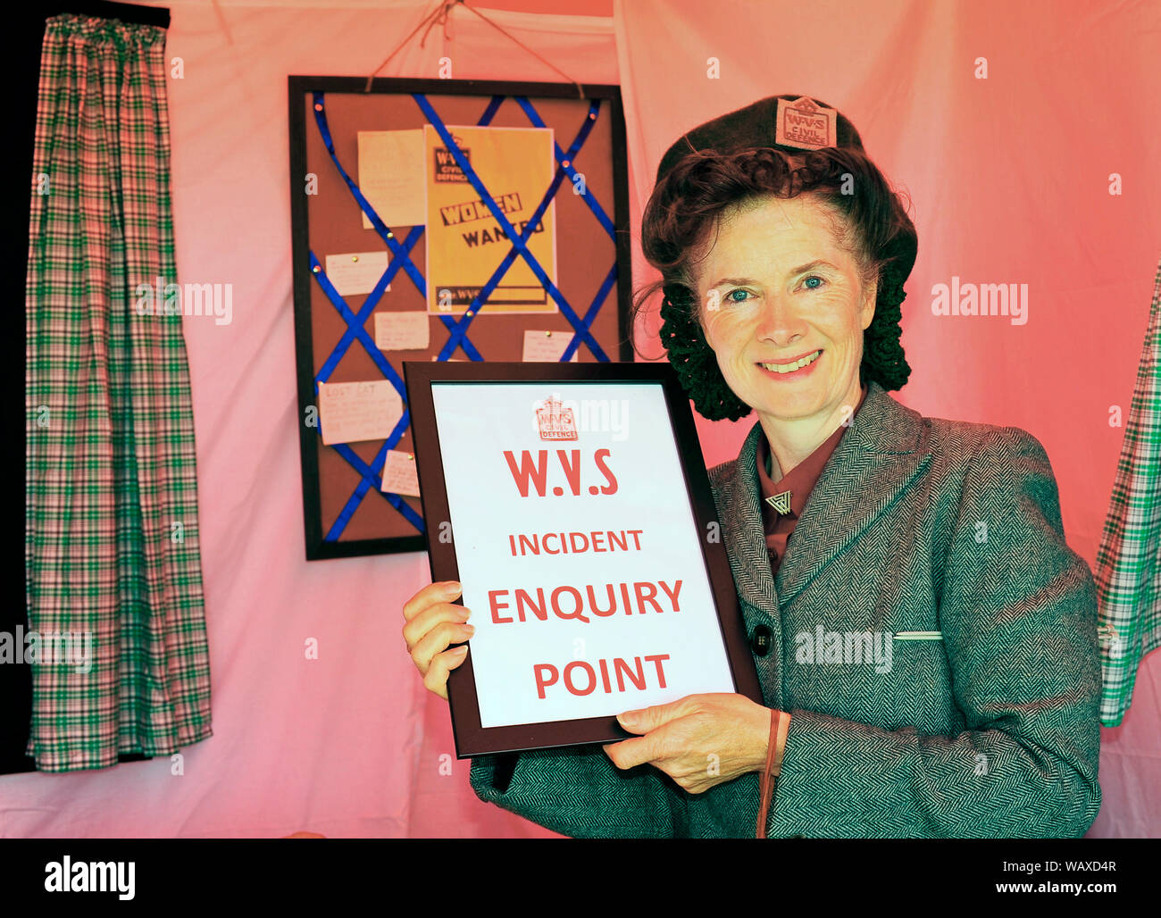 1940s tempo di guerra weekend,Lytham,Lancashire, Regno Unito Membro del WVS alla richiesta incidente punto Foto Stock