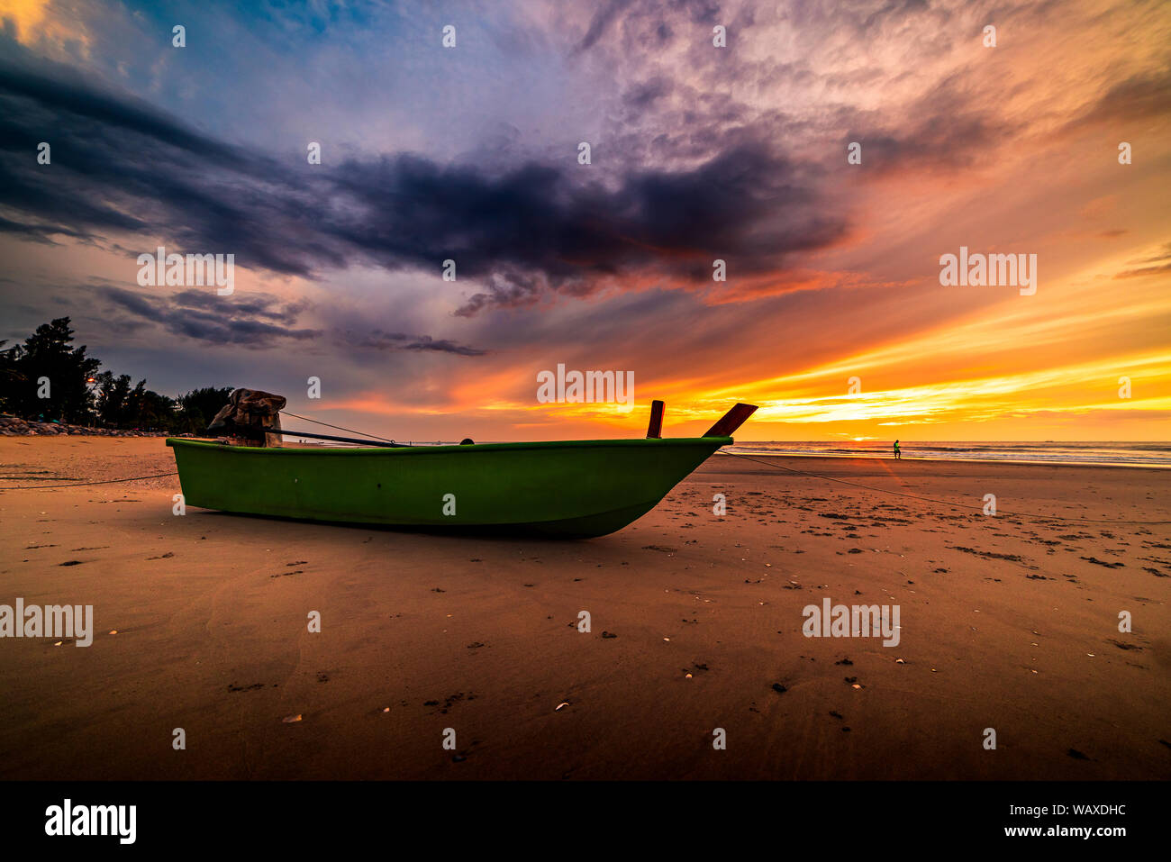 Bellissima alba su un vecchio legno barca di pesca su una spiaggia ghiaiosa Foto Stock