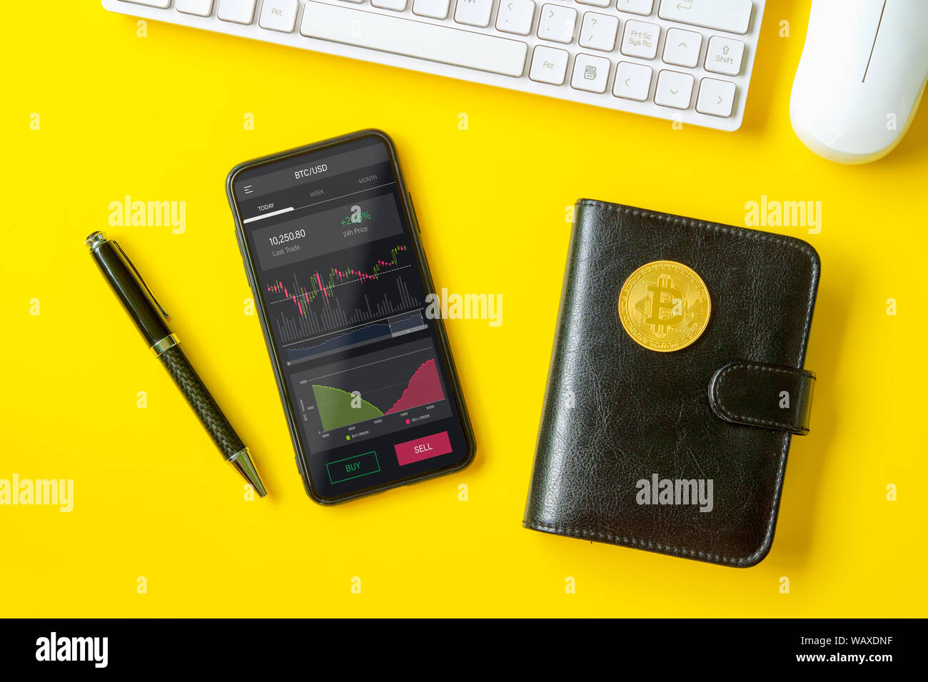 Bitcoin BTC negoziazione di borsa il concetto di sfondo. Analizzando il mercato azionario Investimenti finanziari con cruscotto, business intelligence grafico su sma Foto Stock