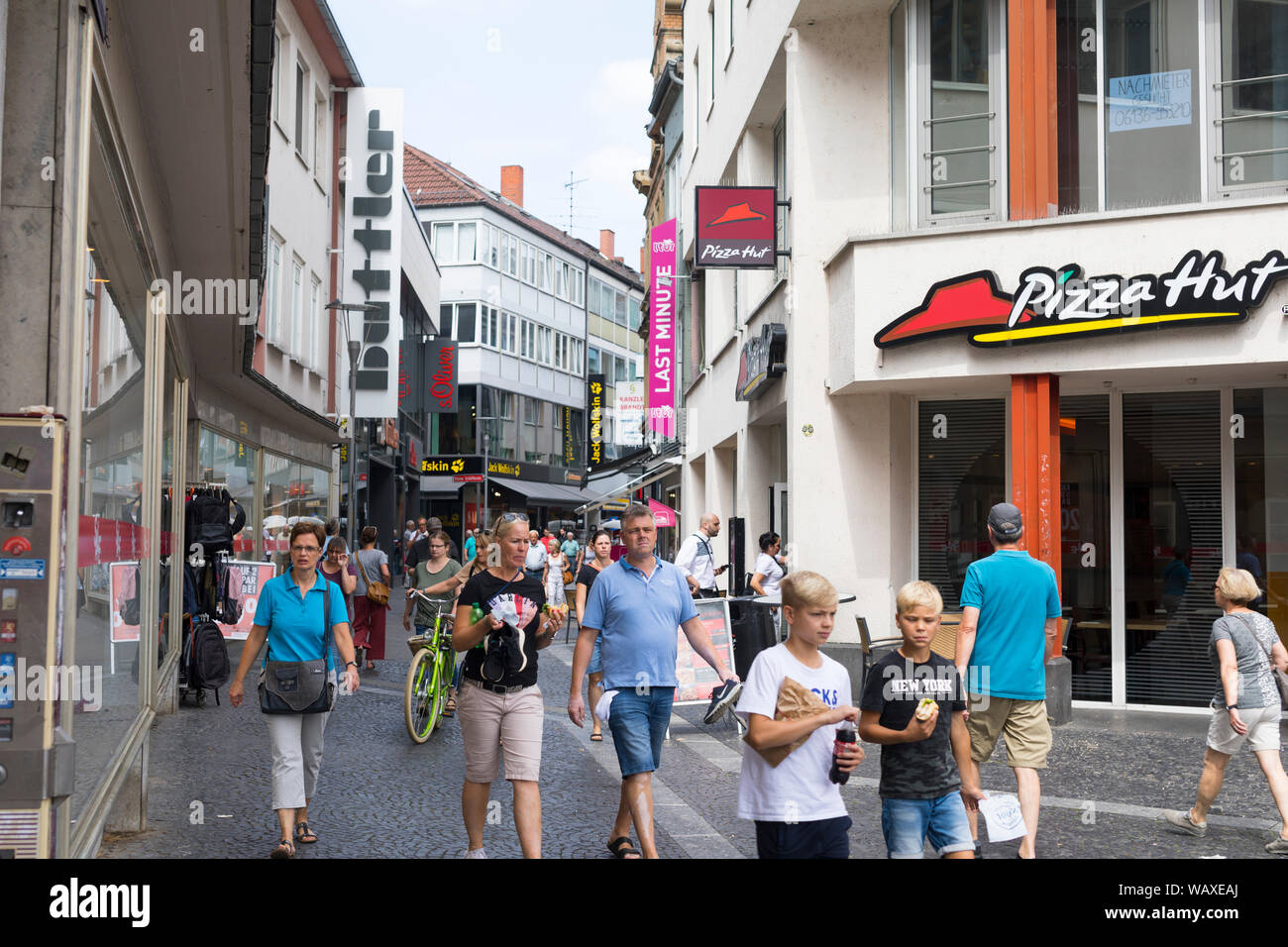 La gente a piedi a un inner city shopping street in Mainz, Germania Foto Stock