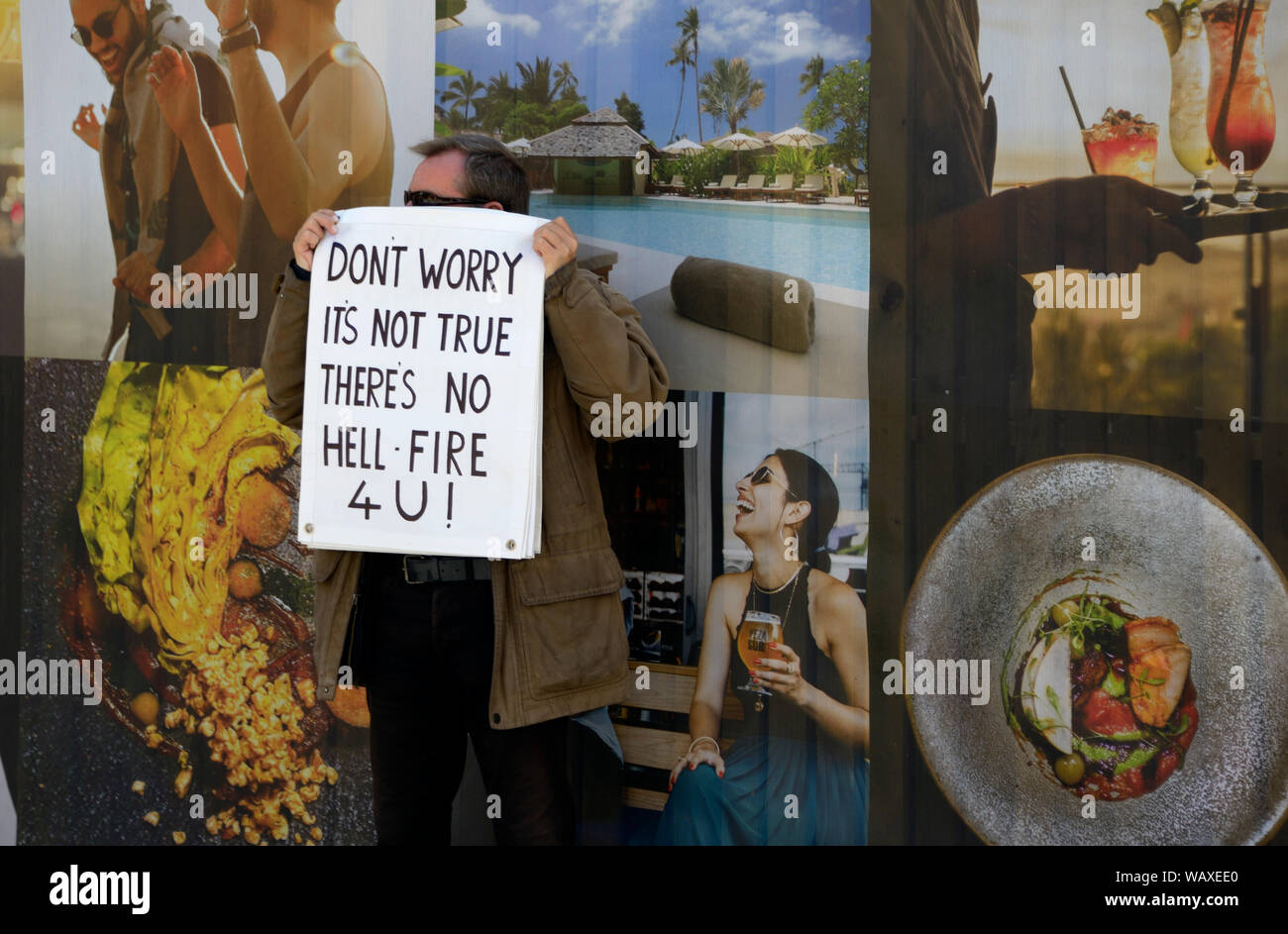 Uomo con poster, 'No Hellfire', Nottingham, Foto Stock