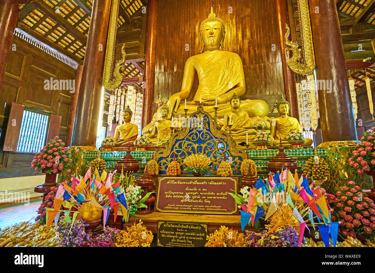 CHIANG MAI, Thailandia - 2 Maggio 2019: l'altare di legno di teak viharn (preghiera hall) di Wat Phan Tao tempio è decorato con dorato immagini di Buddha, modello a specchio Foto Stock