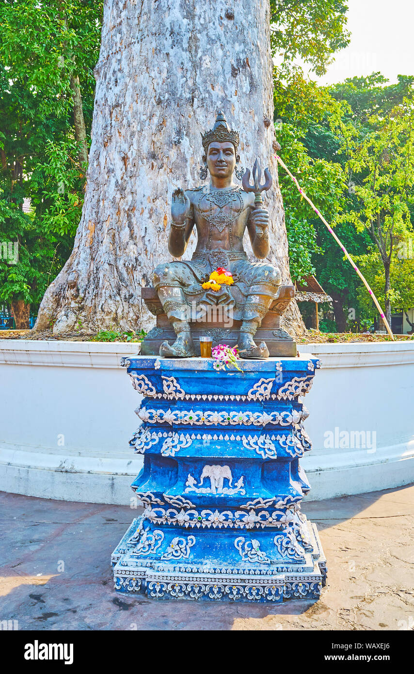La statua del re medievale del regno Lanna, situato su motivi di Wat Chedi Luang, Chiang Mai, Thailandia Foto Stock