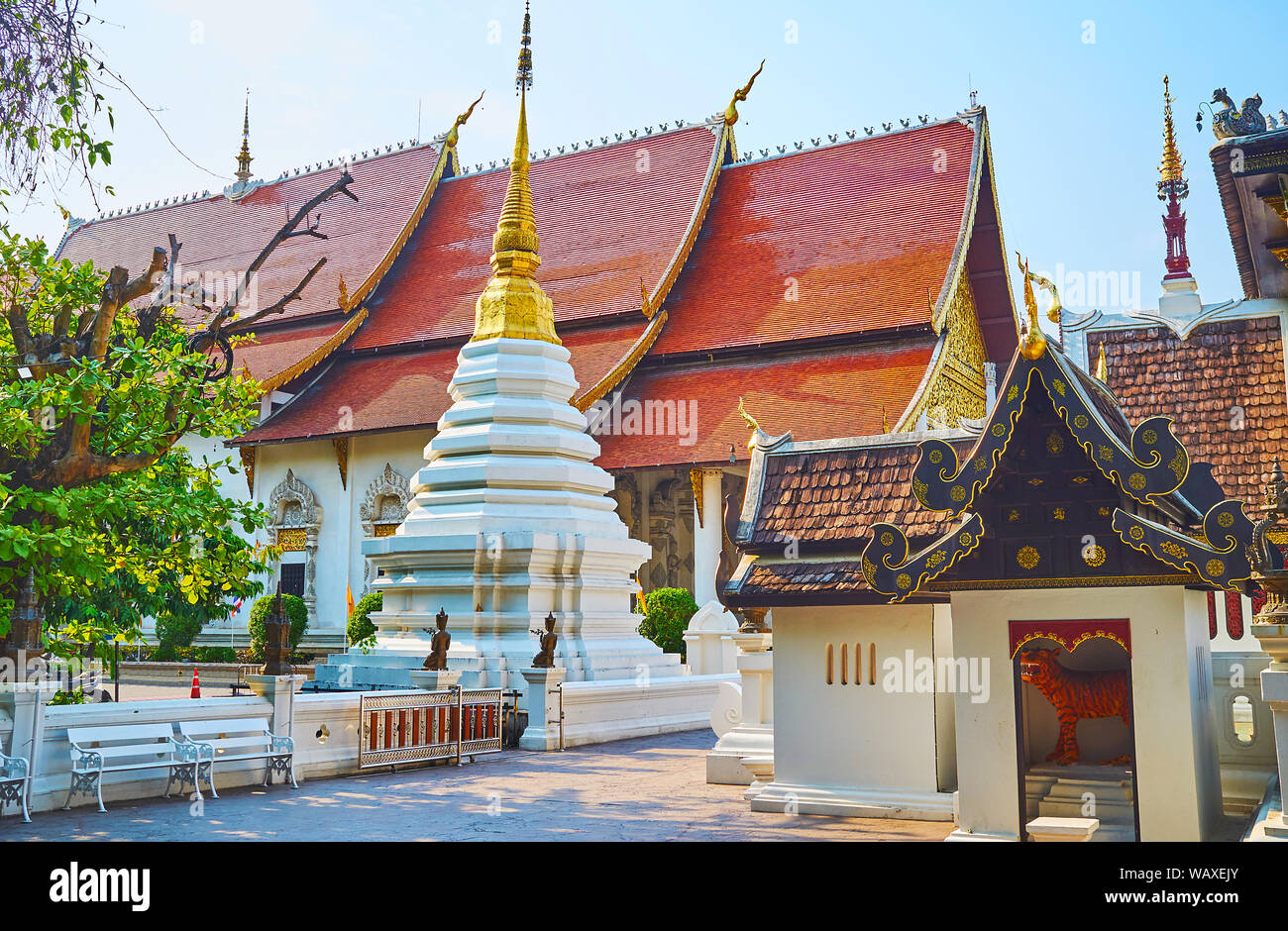Il bianco intagliato e dorato di chedi situato accanto a Sao Inthakin e Phra Viharn Luang (sala principale) di Wat Chedi Luang, Chiang Mai, Thailandia Foto Stock